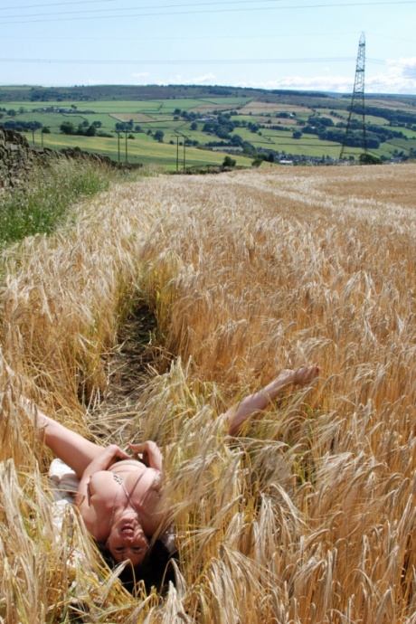 Грудастая британская любительница Джуси Джейни засовывает ягоды в свою пизду на торфяном берегу 18