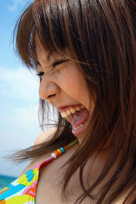 Японская молоденькая Чикахо Ито позирует обнаженной на пляже в бикини 10