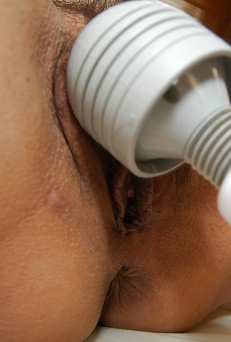 Зрелая азиатская шлюха Йорико Акиеси раздевается и наслаждается игрой с секс-игрушками 16