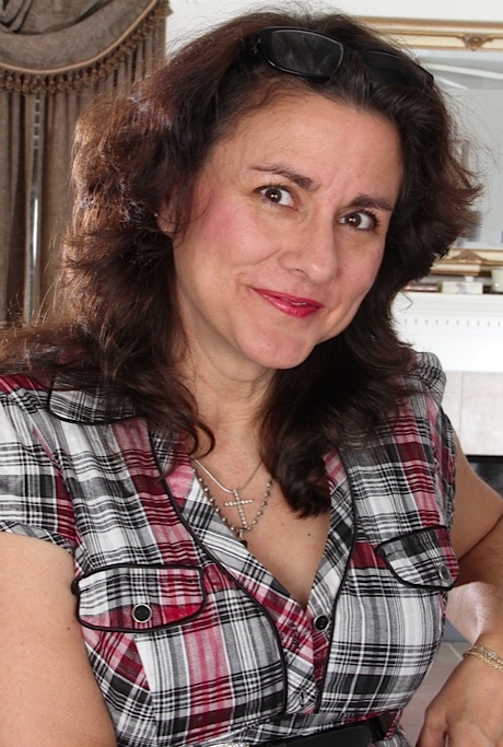 Старуха Джанна Джонс снимает с себя одежду и играет с кошечкой 3