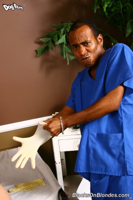 Гибкая белая шлюха Эмбер Рейн ест сперму из рук после межрасовой групповухи 2