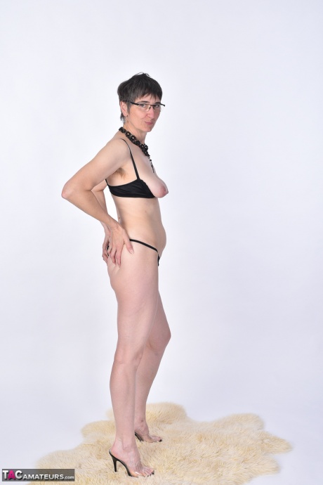 Любительская модель Горячая мамаша щиплет себя за соски после того, как потеряла свои отвисшие сиськи 4