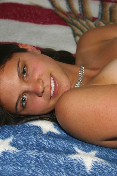 Молоденькая первокурсница сосет свой большой палец, прежде чем показать свой подстриженный кустик в обнаженном виде 7