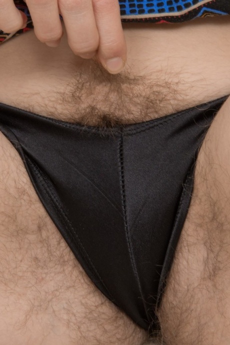 Любительская соло-девушка с большой натуральной грудью обнажает свою волосатую вагину 8