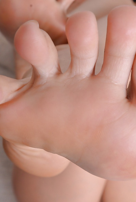 Горячая азиатка Вики Чейз снимает каблуки с сексуальных ножек, прежде чем проветрить буш 12