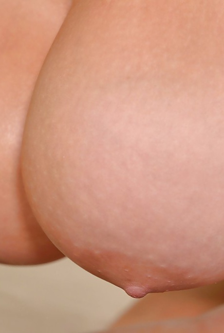 Грудастые европейские ангелочки Долли и Кэти играют в лесбийские игры во всех позах 10