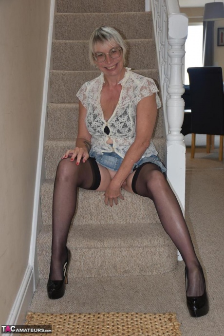 Зрелая британка Barby Slut показывает свои большие сиськи и киску на лестнице 2
