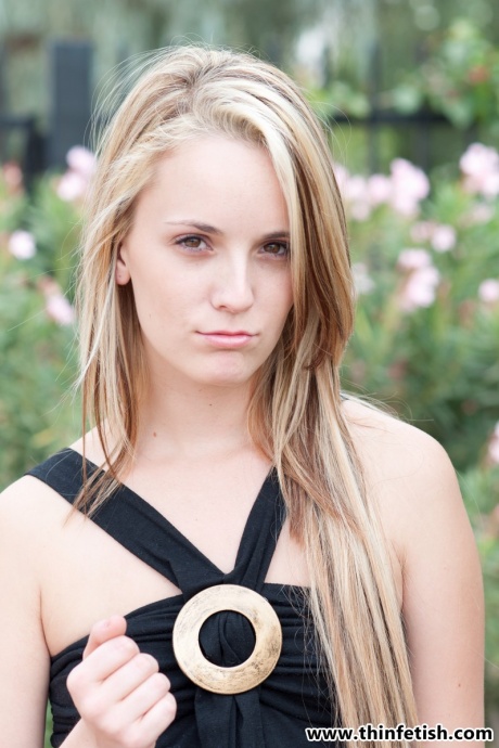 Худенькая блондинка демонстрирует свою киску на публике без трусиков 11