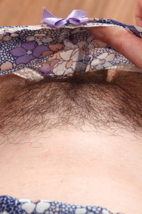 Соло-модель Эмили Уинтерс выставляет напоказ свою волосатую киску в нейлоновых чулках телесного оттенка 5