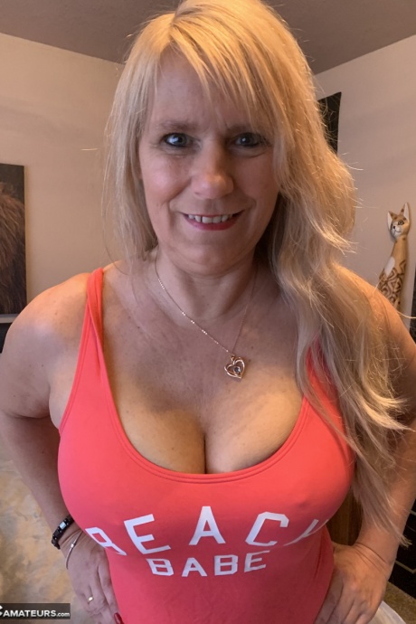 Зрелая блондинка Сладкая Сьюзи снимает купальник, чтобы раздеться догола на своей кровати 2