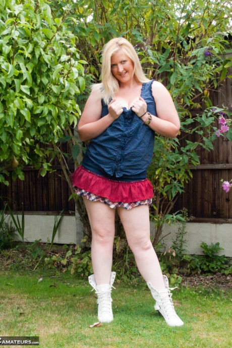Полная блондинка Саманта показывает свои сиськи и киску на заднем дворе 4
