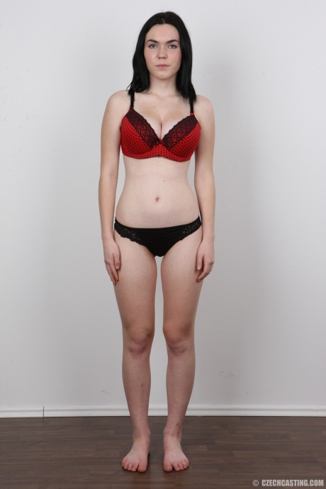 У любительницы Петры упругие сиськи и огромные соски, сфотографированные для кастинга 7