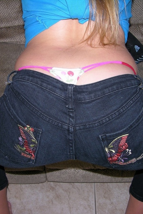 Молодо выглядящая девушка с красивой попкой теребит пальцами свою лысую щелочку во время своего дебюта обнаженной 2