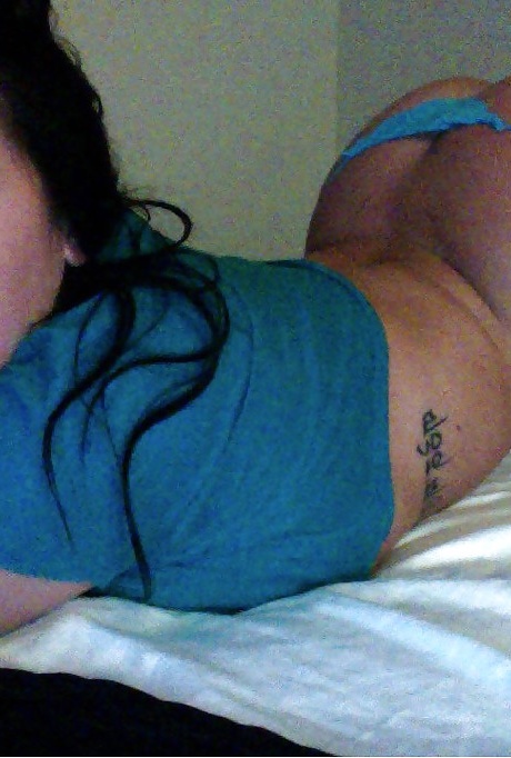 Пышногрудая евро леди Лиэнн Кроу демонстрирует массивные дыни на самодельных селфи 12