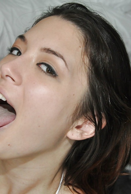 Молоденькая брюнетка Дейзи Хейз ласкает пальцами свою попку в бикини 8