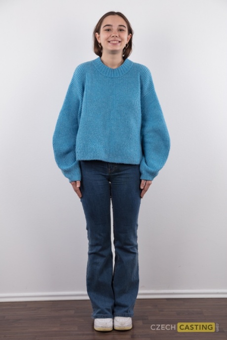 Модель-любитель Ульяна стоит обнаженная, сняв свитер и синие джинсы 2