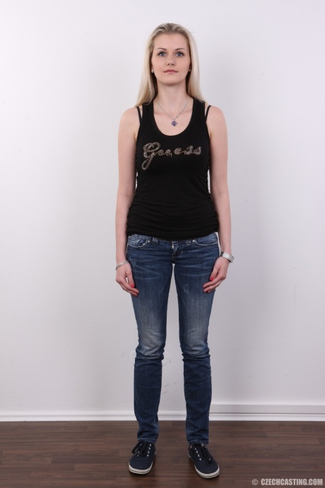 Голубоглазая блондинка-любительница раздевается догола для съемок порно-интервью с кулаком 2