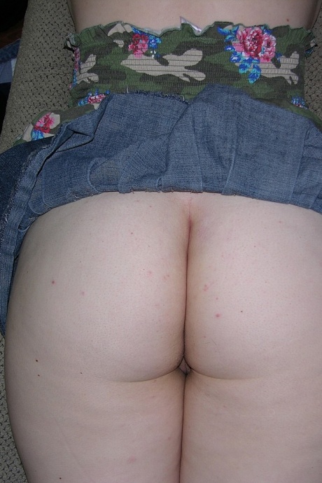 Пухленькая любительница Роза демонстрирует свои здоровенные сиськи и бритую киску в очках 5