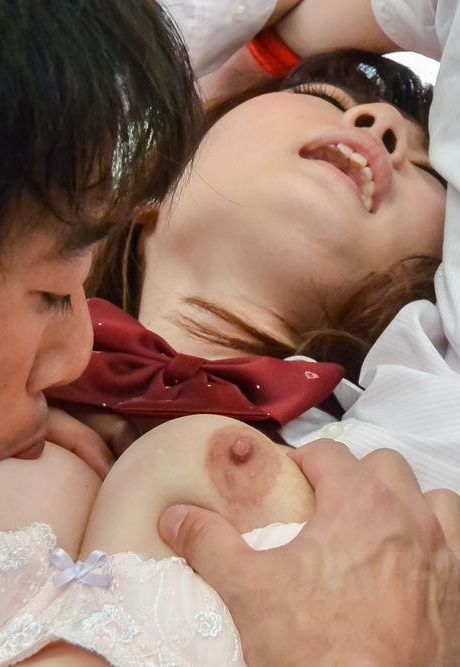 Симпатичная японская студентка Майя Кавамура занимается сексом со своим отчимом 3