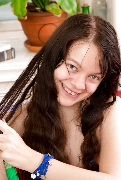 Неопытная Данна играет со своей волосатой вагиной горячими крупными планами 15