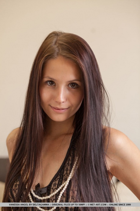 Горячая худышка Ванесса Энджел показывает свою маленькую грудь и сексуальную киску крупным планом 3