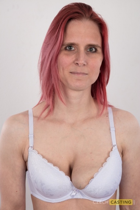 Рыжеволосая любительница Квета показывает свою разномастную грудь, стоя голой 4