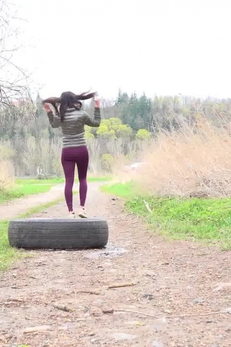 Рыжеволосая красотка Билли приседает на корточки и писает 15