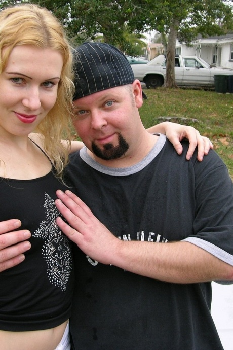 Молодой русской девушке со светлыми волосами вылили сперму из презерватива на живот 17