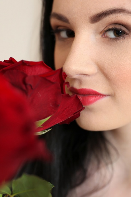 Темноволосая принцесса-ангел хвастается огромными сосками и большими отвисшими сиськами для получения спермы на лицо 4