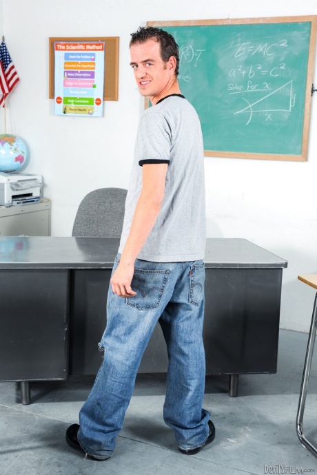 Темноволосая девушка Ария Аспен собирает группу мужчин, демонстрируя трусики под юбкой 9