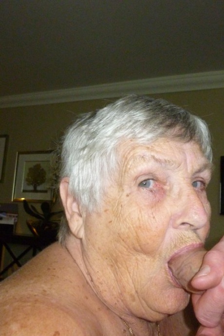 Возбужденная старая бабуля Либби снимает атласное белье, чтобы заполнить лицо и киску членом 18