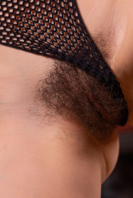 Горячая молоденькая Брэнди засовывает ручку расчески в свой куст 15