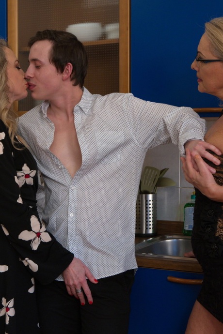 Зрелые блондинки делят молодого джентльмена во время секса втроем на кровати 2