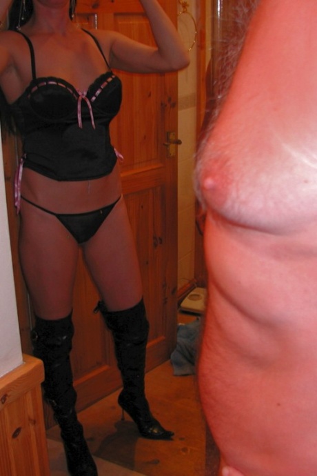 Брюнетка-любительница Фокси леди занимается сексом сразу с двумя мужчинами в черных сапогах 6