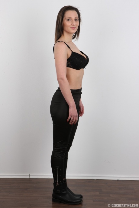 Любительница Никола снимает свой черный лифчик, чтобы показать свои отвисшие сиськи крупным планом 5