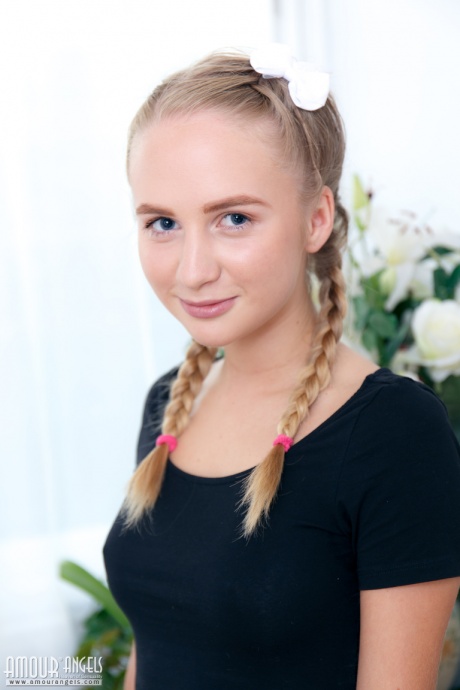 Молодо выглядящая девушка обнажает свое загорелое тело в белых школьных носках 2