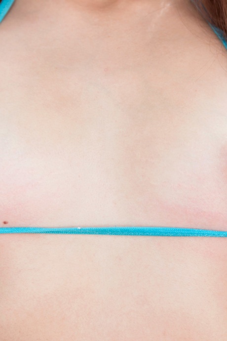 Любительская соло-девушка Брук Хейз обнажает свои крошечные сиськи и попку в бикини 12