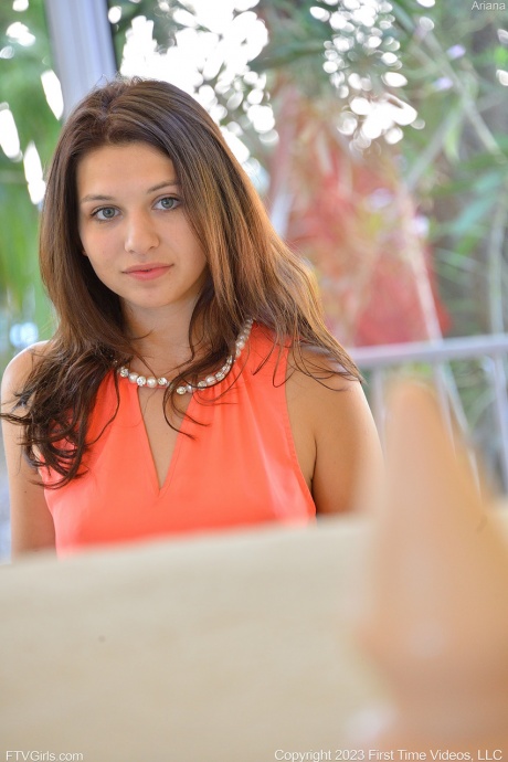 Сладкая молоденькая Ариана набивает свою красивую киску шариками 3