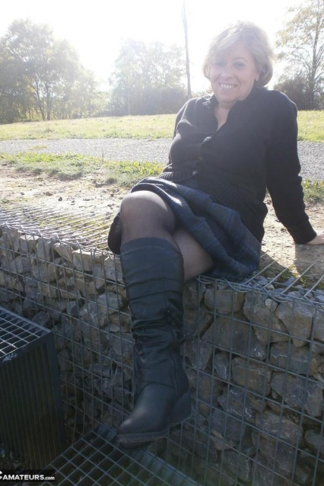 Возбужденная старая Каро на открытом воздухе в сапогах раздвигает киску, чтобы поиграть с бутылкой вина 17