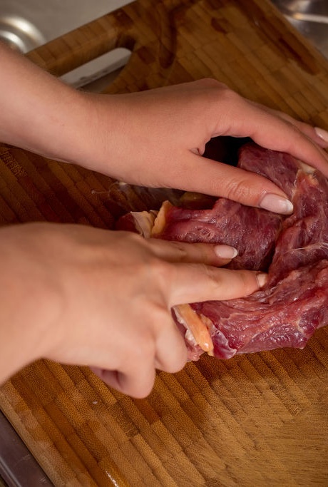 Блондинка Эльза А мастурбирует после разделки стейка в кухонном фартуке 5