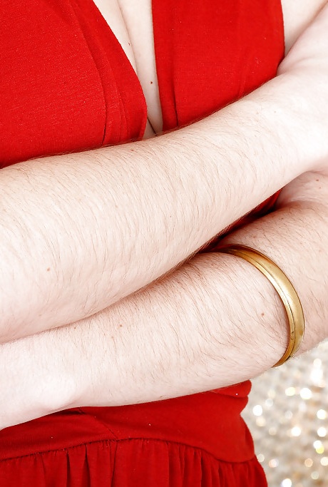 Зрелая женщина в красном платье Симона Далила показывает свою чрезмерно волосатую пизду 4