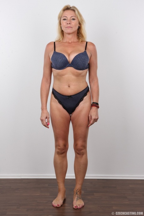 Голая зрелая Зденка позирует обнаженной для любительского порно 4