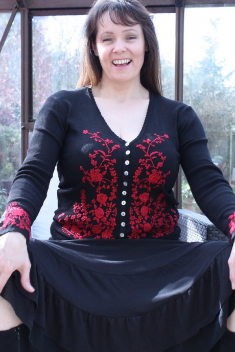 Горячая зрелая жена сбрасывает длинную юбку, чтобы позировать в сапогах со свисающими отвисшими сиськами 7