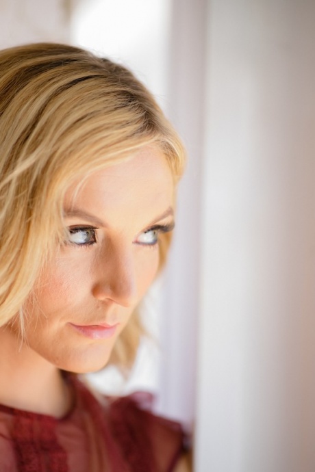 Соло-модель Кейси Калверт снимает нижнее белье винного цвета, чтобы предстать обнаженной 2