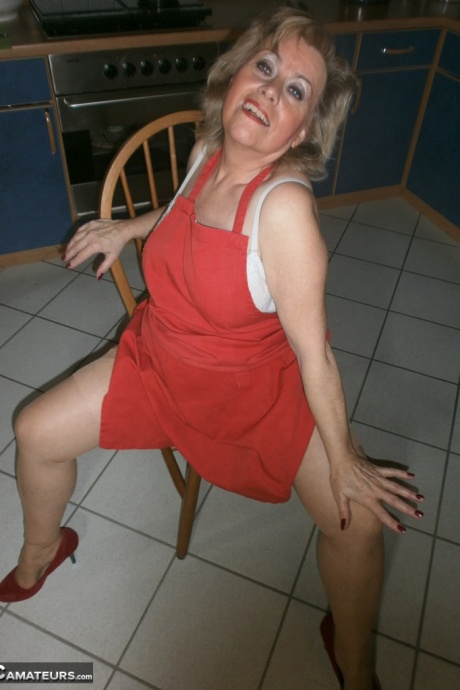 Распутная домохозяйка-любительница Каро не смогла удержаться от мастурбации на кухне 17