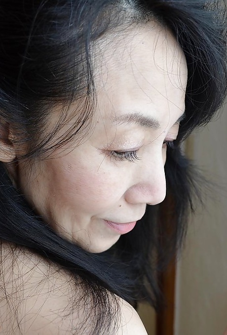 Великолепно выглядящие натуральные сиськи у Цуяко Миятаки, волосатой зрелой женщины 9