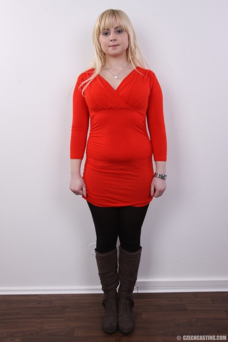 Пухленькая блондинка снимает с себя одежду, пока не оказывается голой у стены 2