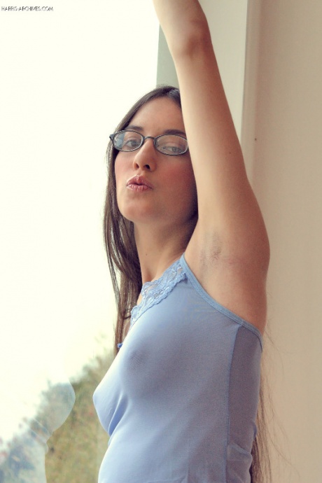 Горячая Лариса Фокс в очках приподнимает рубашку, чтобы покурить, обнажая маленькие упругие сиськи 2