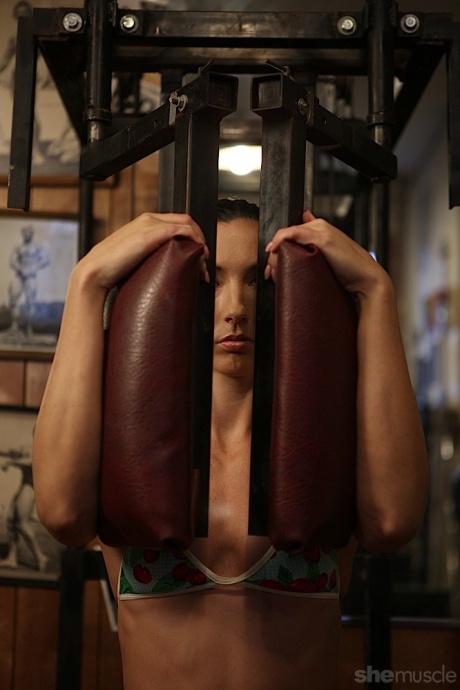 Женщина-бодибилдер демонстрирует нулевую жировую прослойку во время тренировки в обнаженном виде 11