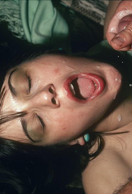 Горячая винтажная цыпочка с мохнатой пиздой наслаждается своими игрушками и твердым членом по максимуму 13